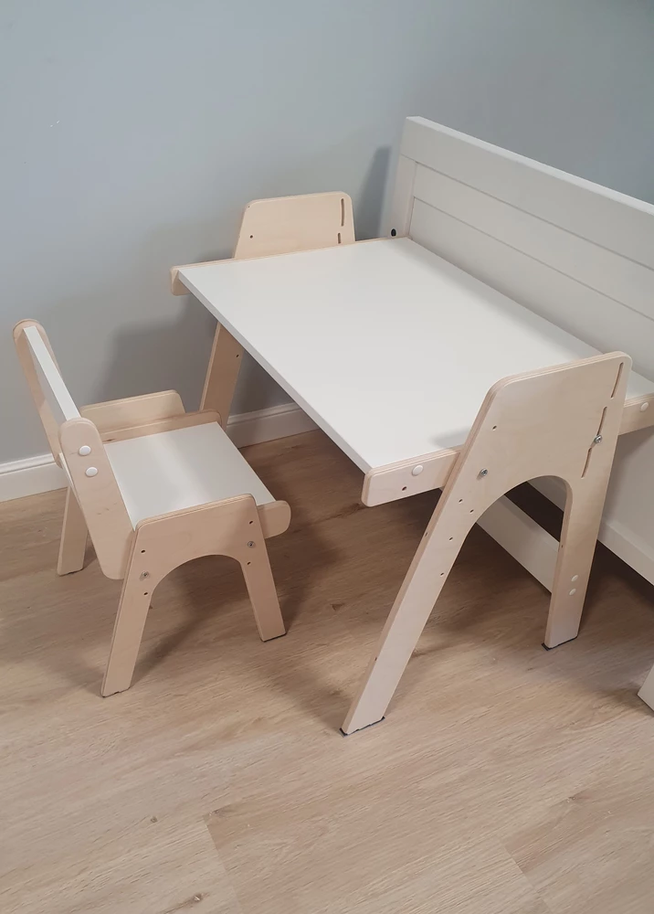 Sedia e tavolo (scrivania) per bambini in crescita